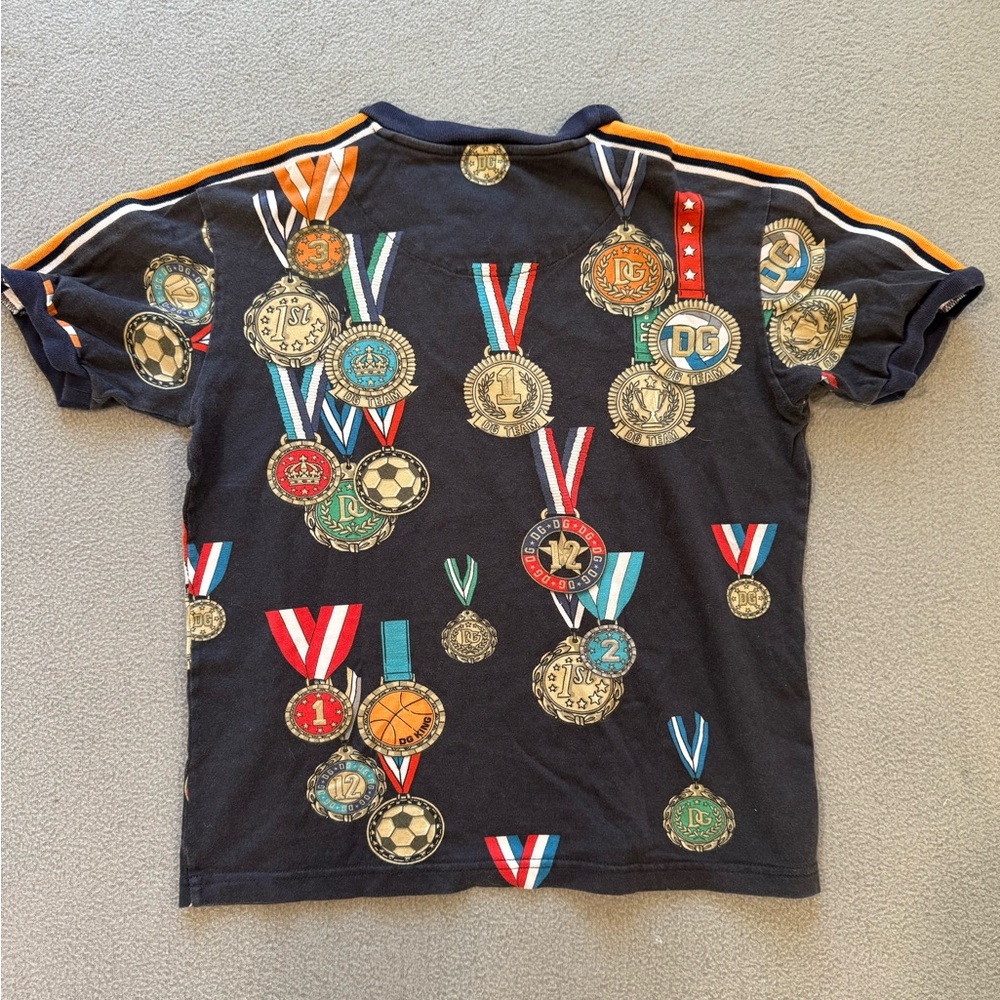Dolce & Gabbana Jr Medal Print Back To School Kids T-Shirt - Dark Blue - Picture 6 of 6